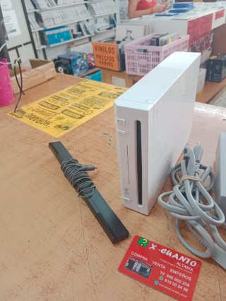 CONSOLA NINTENDO WII CON CABLES, SIN MANDOS