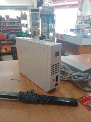 CONSOLA NINTENDO WII CON CABLES, SIN MANDOS