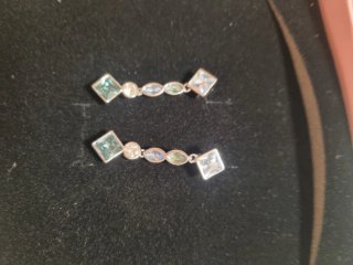 Orecchini con zirconi azzurri e bianchi