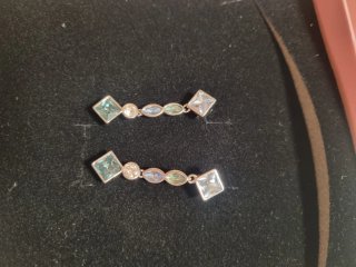 Orecchini con zirconi azzurri e bianchi