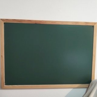 Pizarra verde con marco de madera, nueva.