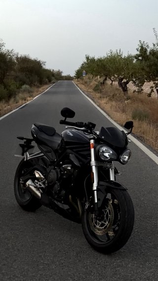 Moto Naked Negra