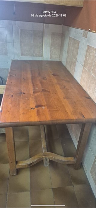 Mesa de comedor de madera