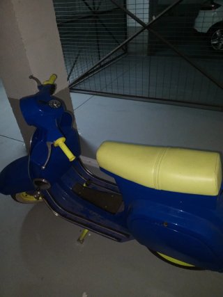 Vespa Azul Scooter