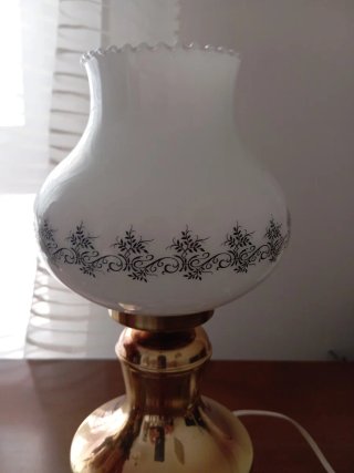 Lámpara Quinqué y Jarrón Dorado
