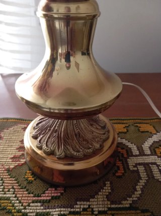 Lámpara Quinqué y Jarrón Dorado
