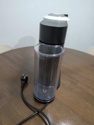 Cafetera Nespresso Vertuo Negra y Blanco.