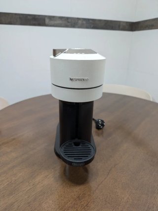 Cafetera Nespresso Vertuo Negra y Blanco.