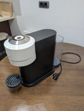 Cafetera Nespresso Vertuo Negra y Blanco.