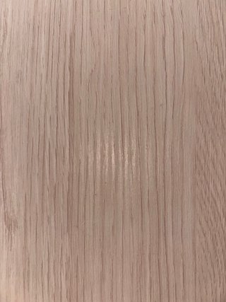 Escritorio de madera con patas de metal.