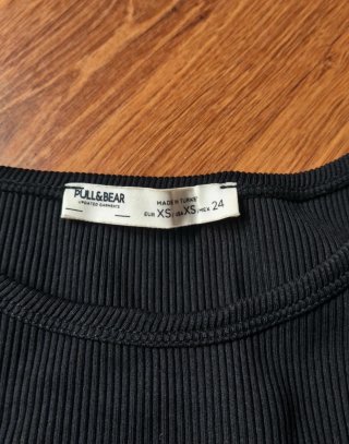 Top negro con cut-out