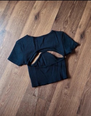 Top negro con cut-out
