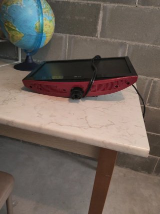 Televisore LG nero e rosso