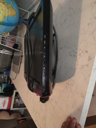 Televisore LG nero e rosso