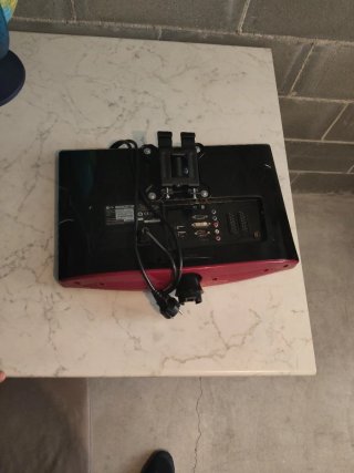 Televisore LG nero e rosso