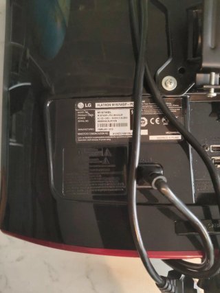 Televisore LG nero e rosso