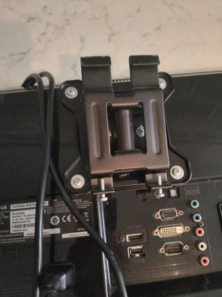 Televisore LG nero e rosso