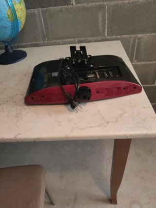 Televisore LG nero e rosso