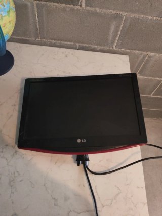 Televisore LG nero e rosso
