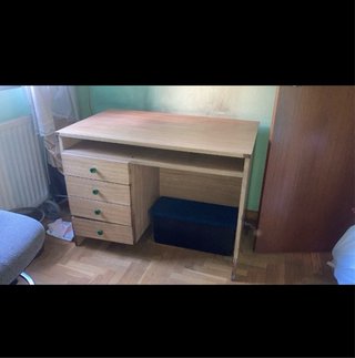 Escritorio de madera con cajones