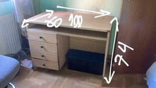Escritorio de madera con cajones