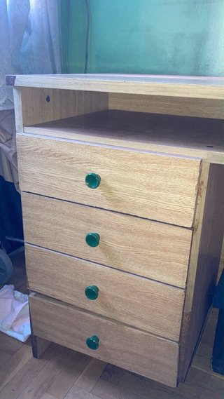 Escritorio de madera con cajones