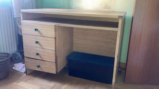 Escritorio de madera con cajones