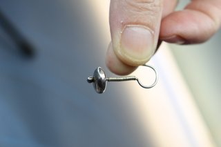 1. Pendientes de anzuelo plata. Sin firma ni contraste.