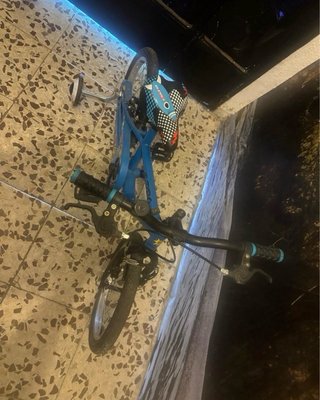 Bicicleta infantil azul con ruedines