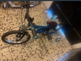Bicicleta infantil azul con ruedines