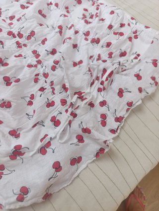 Vestido de verano con estampado de cerezas