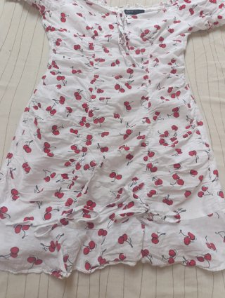 Vestido de verano con estampado de cerezas