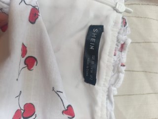 Vestido de verano con estampado de cerezas