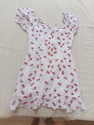 Vestido de verano con estampado de cerezas