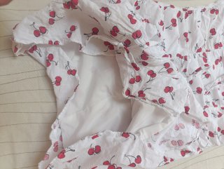 Vestido de verano con estampado de cerezas