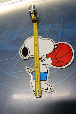 Gran pegatina Snoopy basket. Original.