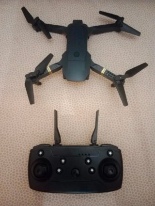 Drone nero con luci blu e arancioni