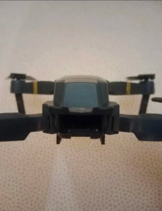 Drone nero con luci blu e arancioni