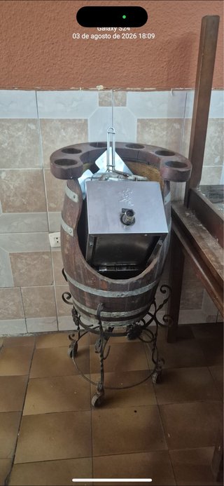 Barril con posavasos y ruedas