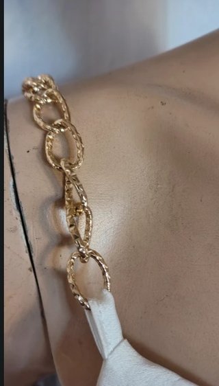 Canottiera bianca satinata stile alternativo