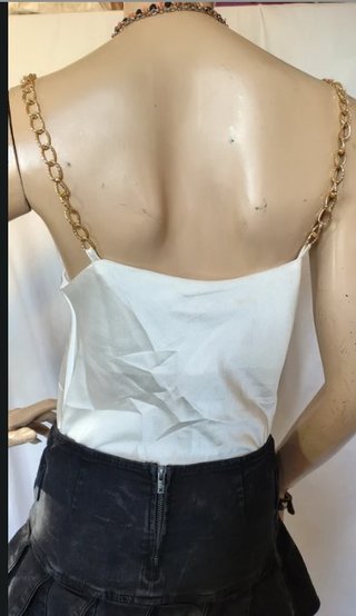 Canottiera bianca satinata stile alternativo