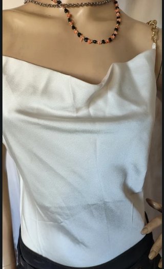 Canottiera bianca satinata stile alternativo