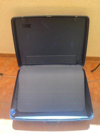 Maleta de viaje azul con ruedas