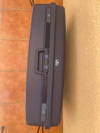 Maleta de viaje azul con ruedas