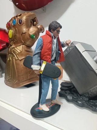 Figura Marty McFly Regreso al Futuro tipo Hot Toy