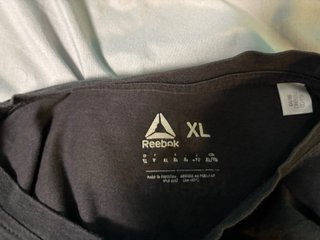 Camiseta Reebok Negra Diseño Gráfico Vintage