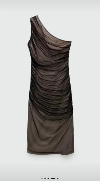 Vestido asimétrico drapeado negro.