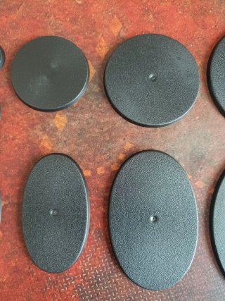 Lotes de peanas redondas y ovaladas