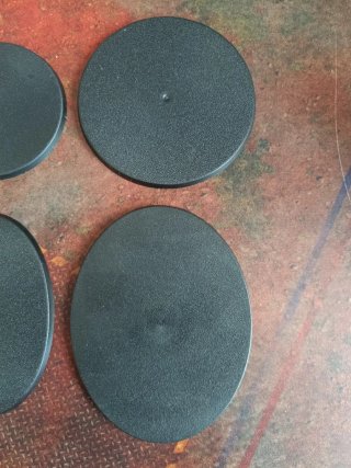 Lotes de peanas redondas y ovaladas