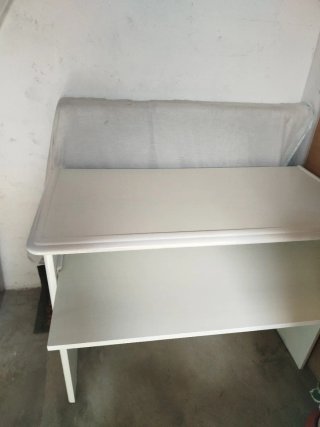 Escritorio blanco con cajones